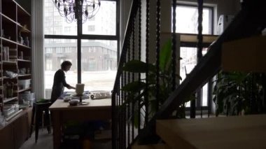 bir desen ve kabartma dolly atış ustası oluşturur