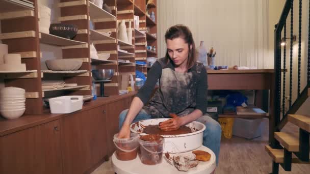 Céramiste femelle faisant pot d'argile sur roue de potier — Video