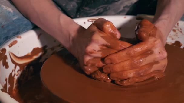 Керамистка делает глиняный горшок на гончарном круге — стоковое видео