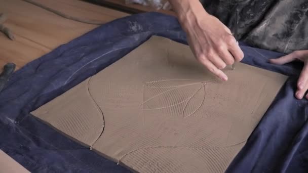 Ceramist creates a pattern and relief dolly shot — Stock Video