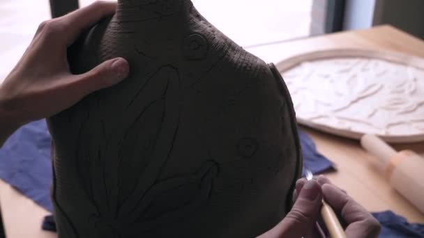 Ceramist creates a pattern and relief dolly shot — Stock Video