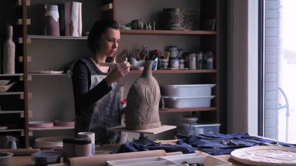 Keramikus létrehoz egy minta és a megkönnyebbülés dolly lövés — Stock videók