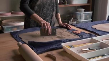 Fransız kabartma vurdu kil dolly oluşturur.