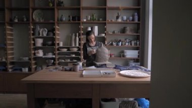 güzel kadın Fransız aşırı kil vurdu onun ürün dolly kaldırır.