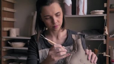 güzel kadın Fransız aşırı kil vurdu onun ürün dolly kaldırır.