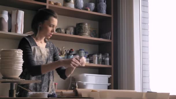 Keramist legt een patroon op de toekomstige vaas voor bloemen, dolly schot — Stockvideo