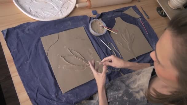 Keramiker legt Muster auf der zukünftigen Blumenvase aus, Dolly Shot — Stockvideo