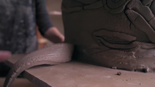 Ceramista stende un modello sul vaso futuro per fiori, dolly shot — Video Stock