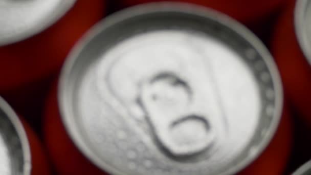 Gotas de água vista superior na lata vermelha de refrigerante ou cerveja girar fundo — Vídeo de Stock