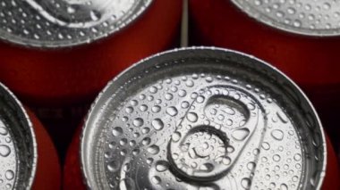 soda veya bira kırmızı olabilir üst görünüm su damlacıkları arka plan döndürmek
