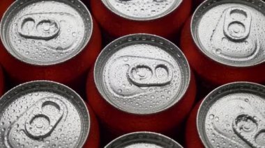 soda veya bira kırmızı olabilir üst görünüm su damlacıkları arka plan döndürmek