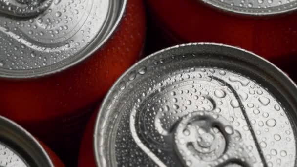 Arriba ver gotas de agua en lata roja de soda o cerveza rotar fondo — Vídeos de Stock