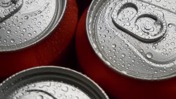 Arriba ver gotas de agua en lata roja de soda o cerveza rotar fondo — Vídeos de Stock