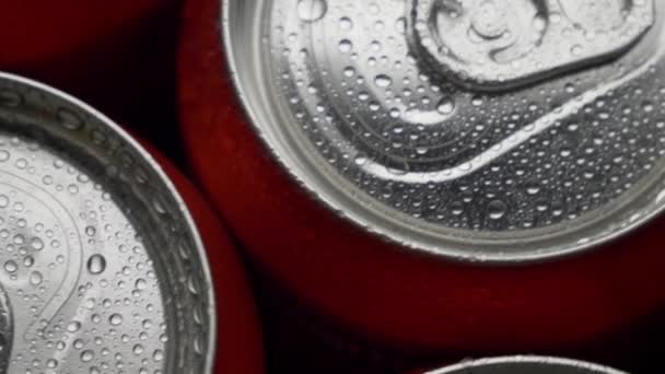 上视图水滴在红罐苏打水或啤酒旋转背景 — 图库视频影像