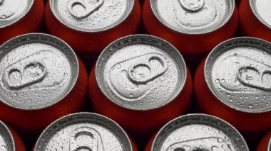 soda veya bira kırmızı olabilir üst görünüm su damlacıkları arka plan döndürmek