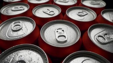 soda veya bira kırmızı olabilir üst görünüm su damlacıkları arka plan döndürmek