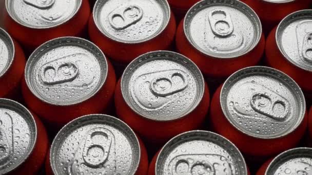 Soda veya bira kırmızı olabilir üst görünüm su damlacıkları arka plan döndürmek — Stok video