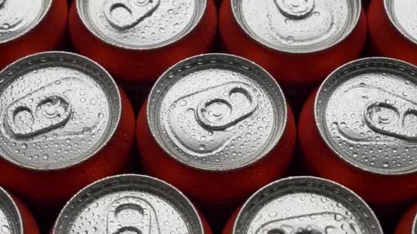 Gotas de água vista superior na lata vermelha de refrigerante ou cerveja girar fundo — Vídeo de Stock