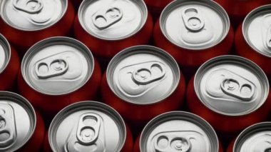 soda veya bira kırmızı can üst görünümü arka plan döndürmek