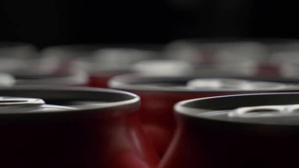 红色汽水罐或啤酒旋转背景的顶视图 — 图库视频影像