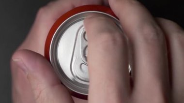 beyaz adam açık kırmızı soda veya bira top görünümü