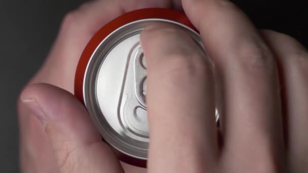 Top uitzicht van witte man open rood kan van frisdrank of bier — Stockvideo