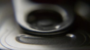 beyaz adam açık kırmızı soda veya bira top görünümü