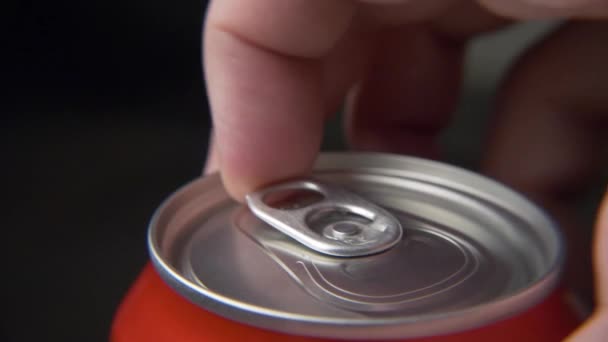 Vista superior do homem branco aberto lata vermelha de refrigerante ou cerveja — Vídeo de Stock