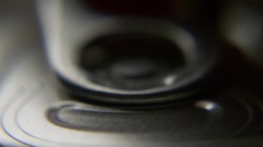 beyaz adam açık kırmızı soda veya bira top görünümü