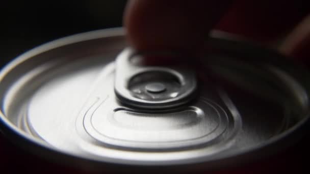 Vista superior de hombre blanco lata roja abierta de refresco o cerveza — Vídeos de Stock