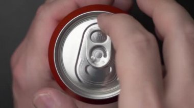 beyaz adam açık kırmızı soda veya bira top görünümü