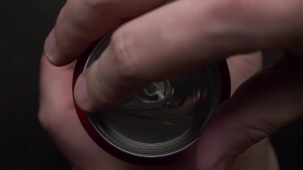 Верхний вид белого человека открытая красная банка соды или пива — стоковое видео