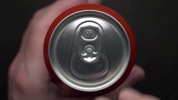 Top uitzicht van witte man open rood kan van frisdrank of bier — Stockvideo