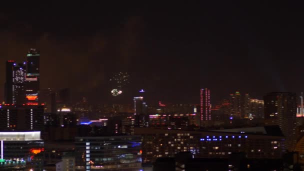 Prachtig vuurwerk in het stadscentrum op de achtergrond van wolkenkrabbers — Stockvideo