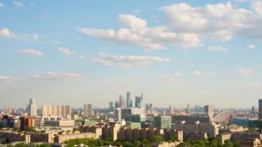 Moskova Rusya silueti. Modern şehir gökdelenleri. Hareketli bulutlar. Timelapse.