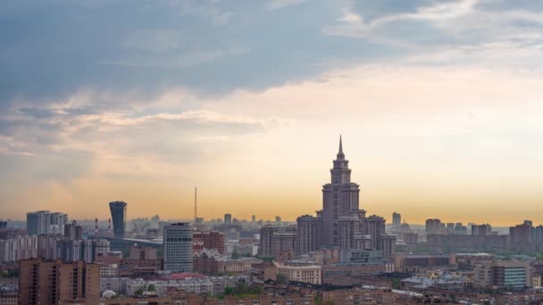 Timelapse mieszkaniowej dzielnicy miasta Moskwy. Panorama budynków miejskich — Wideo stockowe