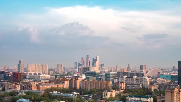 Moskvas Ryssland skyline. Moderna stads skyskrapor. Rörliga moln. Timelapse. — Stockvideo