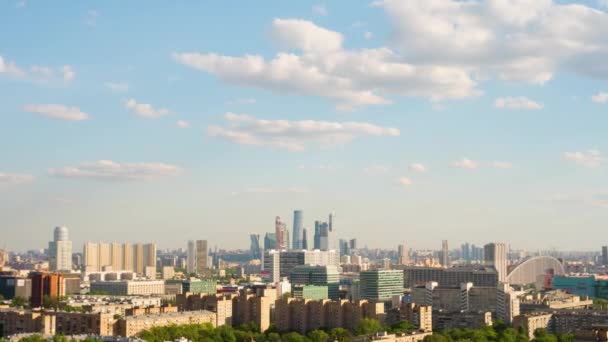 Moskvas Ryssland skyline. Moderna stads skyskrapor. Rörliga moln. Timelapse. — Stockvideo