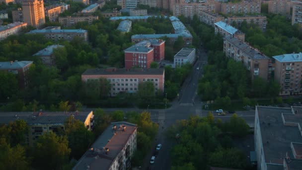 Quartier résidentiel. Immeuble. Fenêtres scintillantes éclairées . — Video