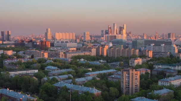 Нічна освітлена московська вулиця трафік повітряна міська пейзажна панорама — стокове відео