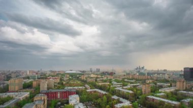 Moskova cityscape ve kule ile gökdelen, konut binaları