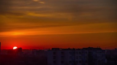 Şehir üzerinde gün doğumu, siluet li binalar siluetleri. Timelapse.