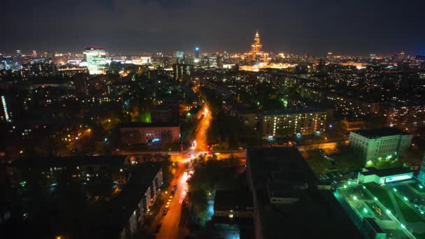 Widok z lotu ptaka na Moskwę w nocy. Oświetlone ulice miejskie — Wideo stockowe