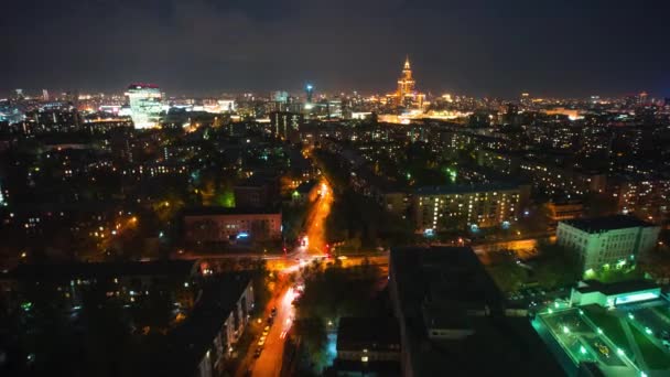 Widok z lotu ptaka na Moskwę w nocy. Oświetlone ulice miejskie — Wideo stockowe
