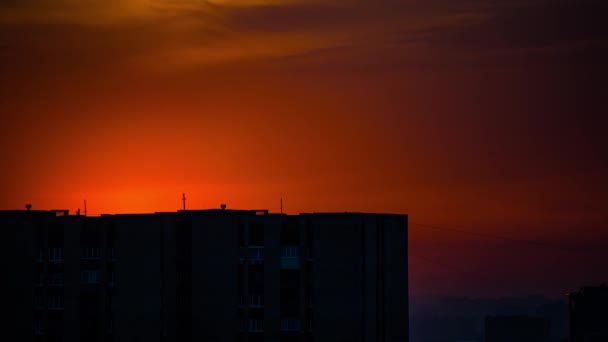 Ώρα λήξης του ηλιοβασιλέματος, με μεγάλο χρυσό ήλιο, στο φόντο της πόλης — Αρχείο Βίντεο