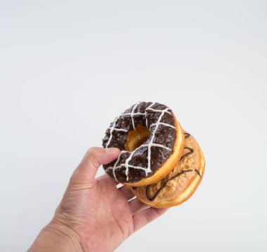 Çörek veya Donuts bir arka plan üzerinde elinde