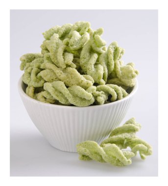 abur cubur, yeşil bezelye bir arka plan üzerinde snack.