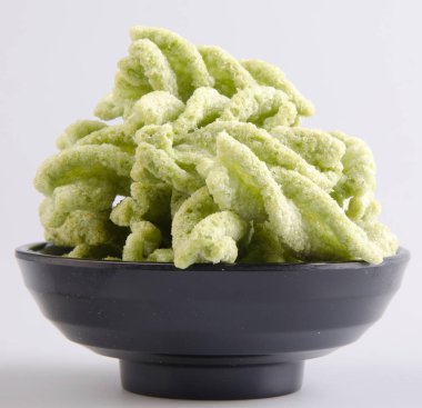 abur cubur, yeşil bezelye bir arka plan üzerinde snack.