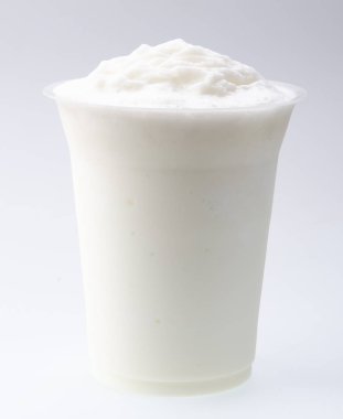 Beyaz arka plan üzerinde izole yoğurt