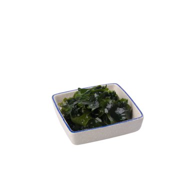 Deniz yosunu. Beyaz arka plan yakın çekim üzerinde yenilebilir yosun salatası